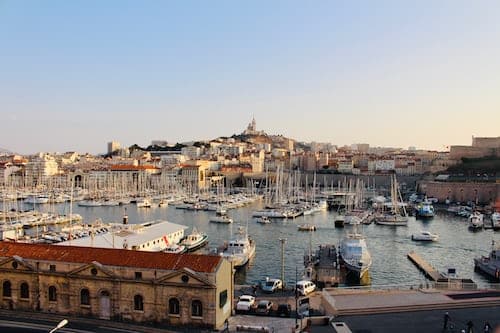 Escape ensoleillé à Marseille : réservez une chambre pour couple