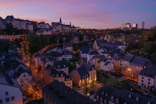 Le riche patrimoine de Luxembourg : Une abbaye bénédictine, une petite bourgade et une ville chargée d’histoire